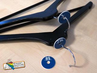 Labels 35mm rond met garderobe nummer en een gat in het midden voor bv een kleerhanger